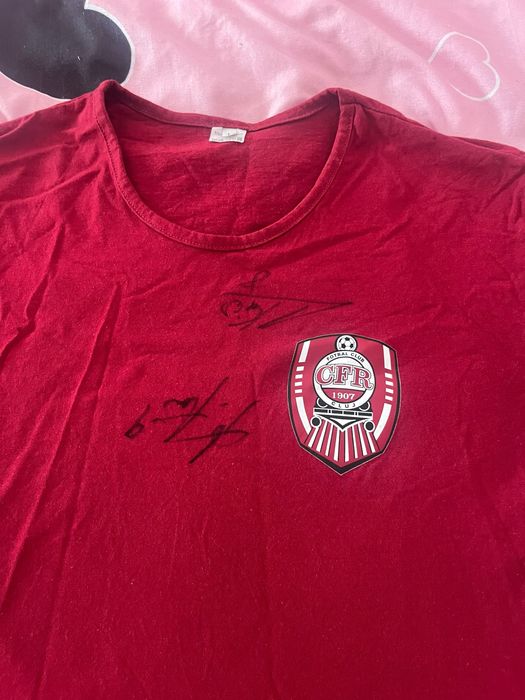 Tricou unisex CFR, vișiniu, pentru adulți, mărimea L, semnat de Fica și Alibek, 70 lei