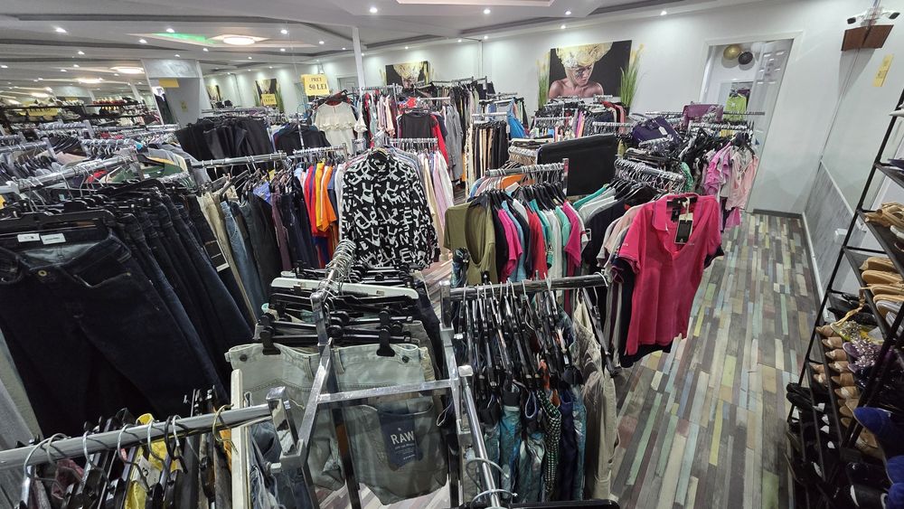 Vand stendere inox, incaltaminte si îmbrăcăminte noi cu eticheta