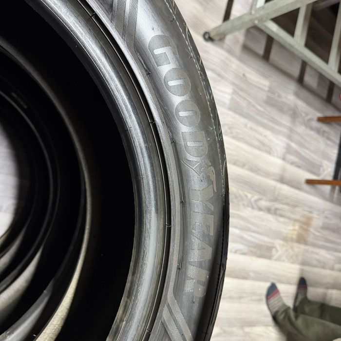 Продам резина б/у на тойата 200