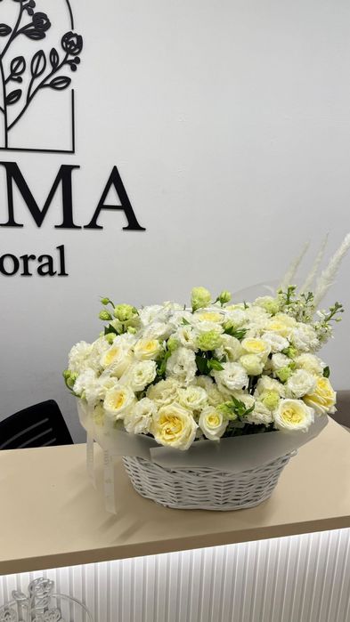 Цветы в корзине большой