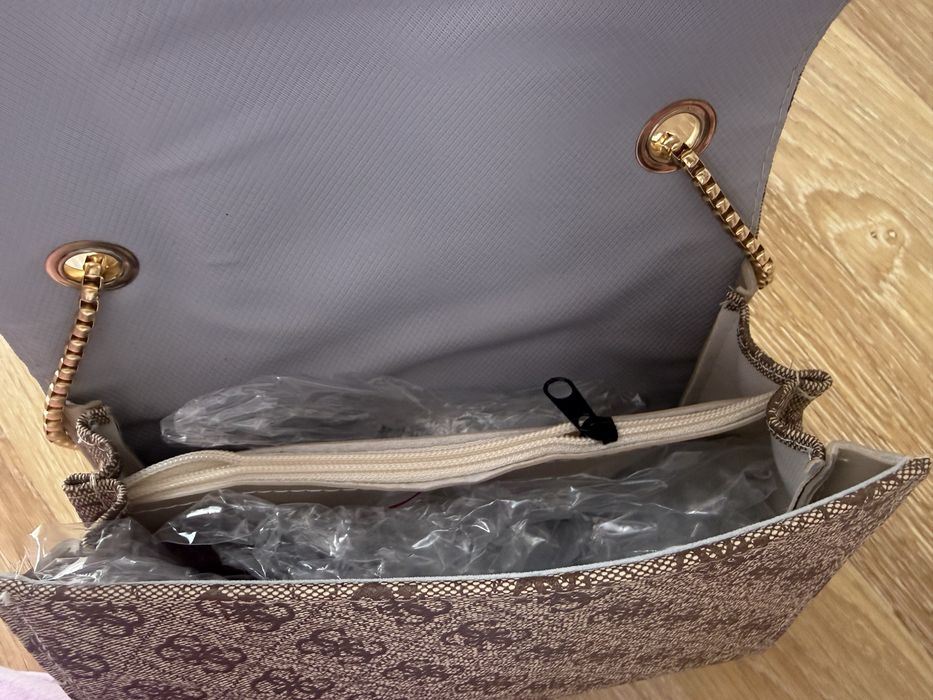 Дамска чанта на Guess