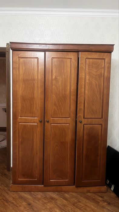 Небольшой шкаф из дерева