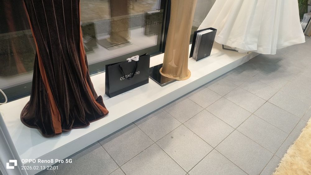 Stendere Premium din Fier Auriu – Suporturi Elegante pentru Rochii,