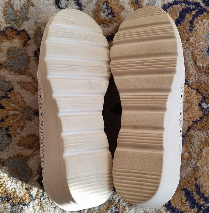 Продавам практични дамски обувки