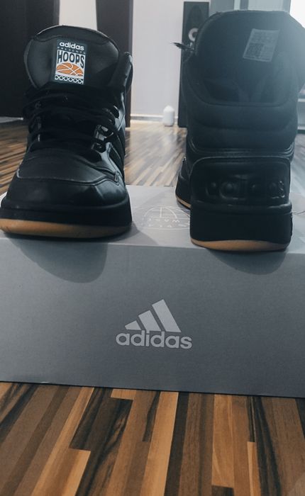 Обувки "Adidas".