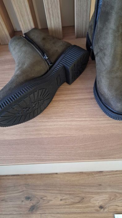 Дамски боти. Цвят каки. 36 номер, но отговарят на 37 номер. Като нови.