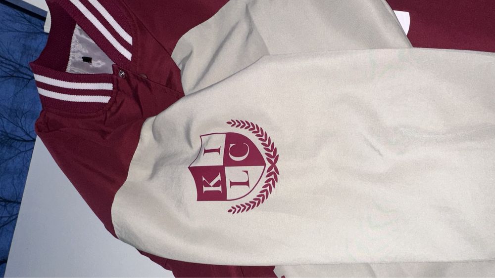 Продаю бомбер от колледжа