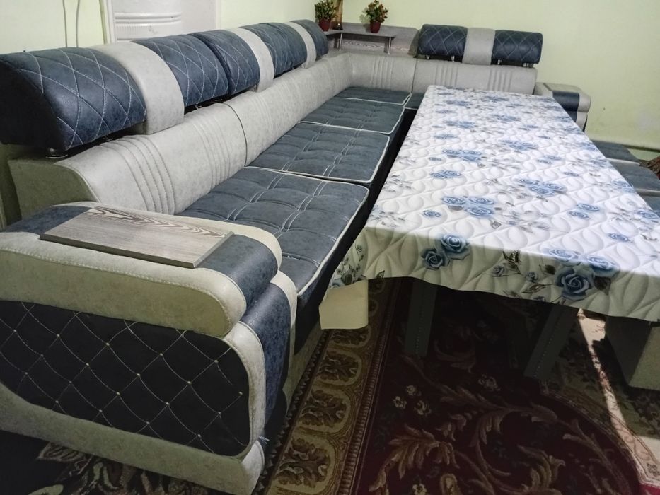 Уголок сотилади,диван кресло,стол-стул