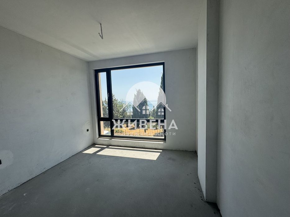 Продава 3-стаен апартамент, кв. Галата, плюс 2 паркоместа - снимка 5