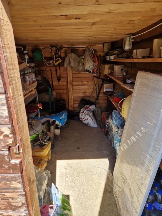 Căsuța din lemn cu tobogan