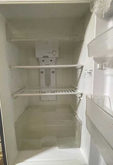 Срочно продаю двух камерный холодильник Daewoo