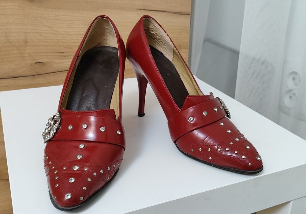 Продам недорого обувь б/у размер 35-36