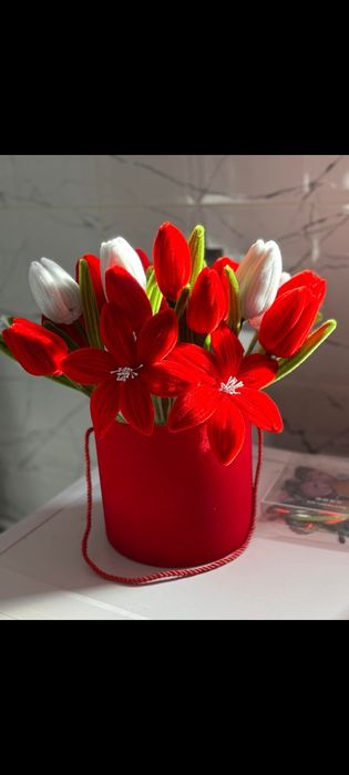 Aranjamente lucrate manual din sârmă plușată