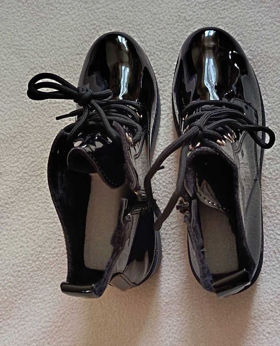 Дамски нови черни лачени боти