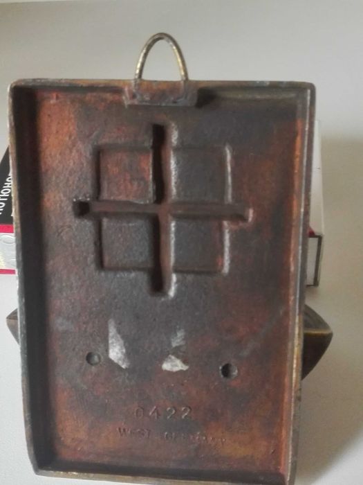 Царски медал , иконостас и религиозни медальони .