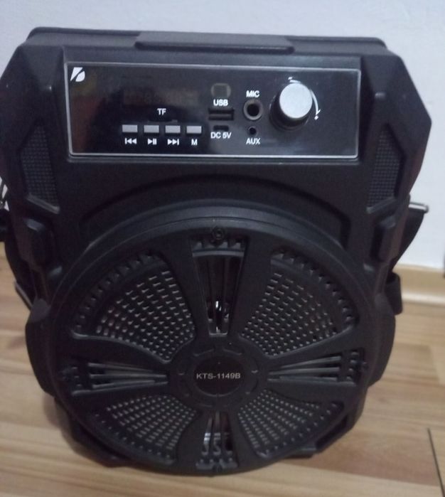 Vând 2 boxe și un Tv.