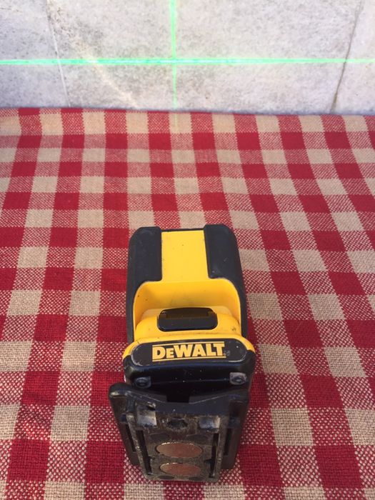 DeWALT DCE088G/лазерен нивел зелен лъч/+батерия 2ah/+магнитна стойка
