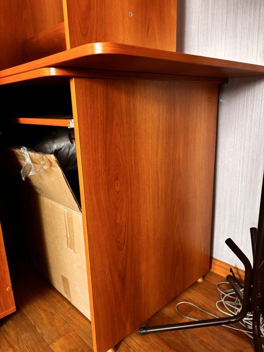 Продам офисную мебель.