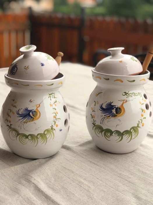 Moustiers съдове за съхранение на лук