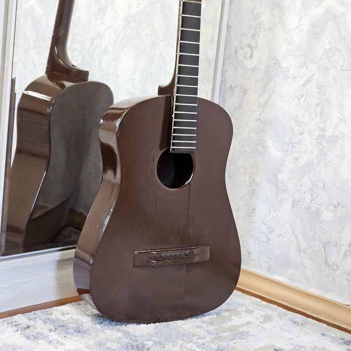 Винтажная акустическая гитара СССР как декор на стену