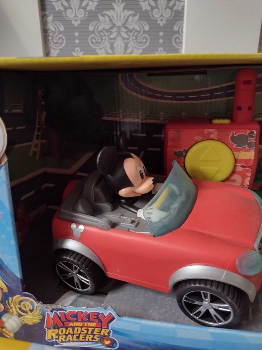 Masinuta cu telecomanda Disney Mickey Mouse - In oras - Noua Sigilata