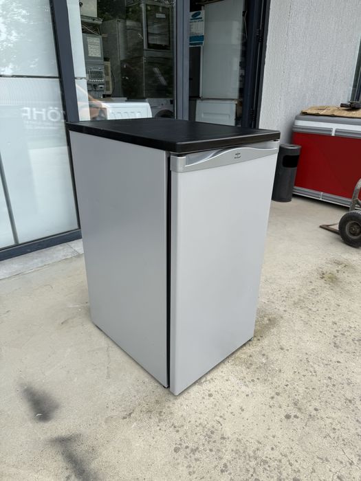 Сив Малък хладилник с камера Whirlpool 45 см