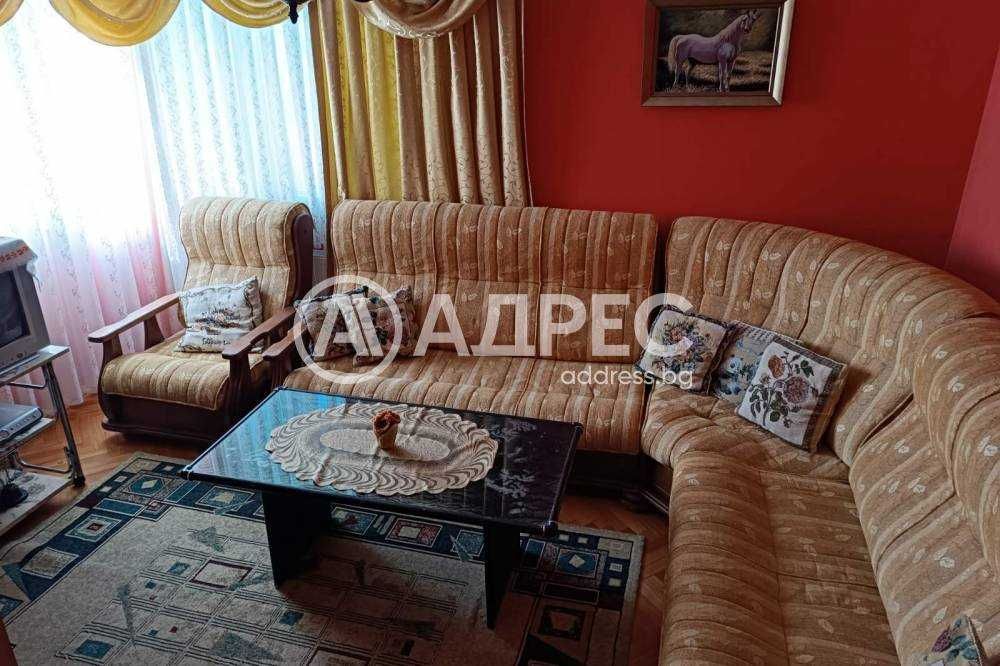 Tриетажна къща в тих и спокоен квартал