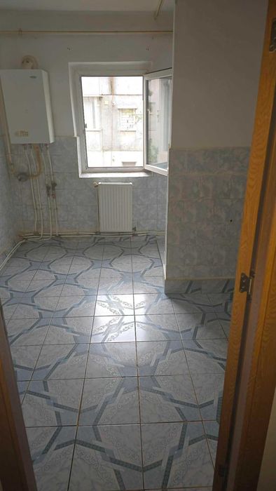 Vand apartamnet cu 3 camere in Bârlad zona gari aproape de scoala 11 apartament semidecomand pret 67 mii€ putin negociabil ata