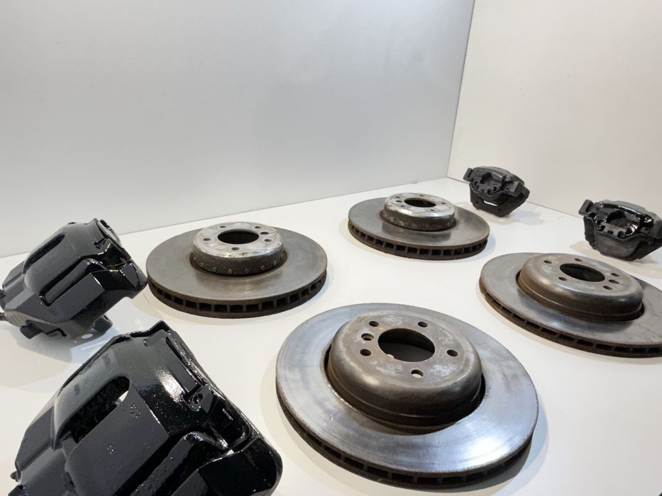 Продаваме пълен комплек спирачни рапарати с дискове от BMW E60E61 535d