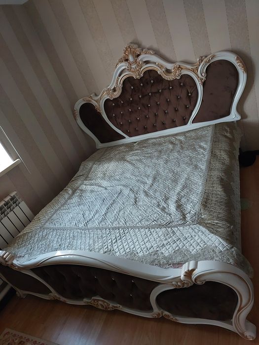 Продается двуспальная кровать.