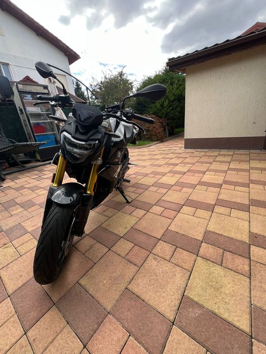 Motocicletă G 310R ușor avariat