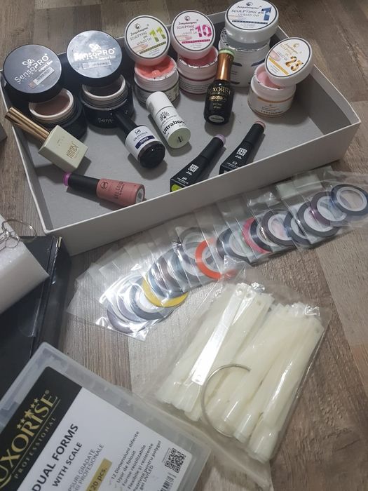 Vând produse pentru unghii