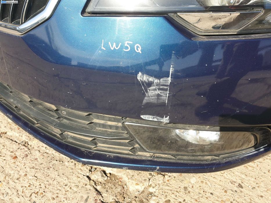 Bara Spoiler Fata cu Grila si Grile Proiectoare cu Imperfectiuni Skoda Superb 2 Break Combi FL Facelift 2013 - 2015 Culoare LW5Q (mici zgarieturi,lac sarit,vopsea stearsa) [K0182]