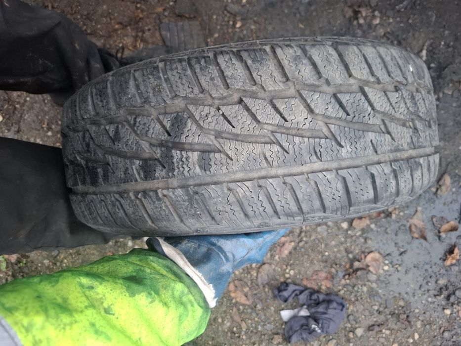 Vand 1  sau 2 anvelope  185 55 15 bune  de iarna