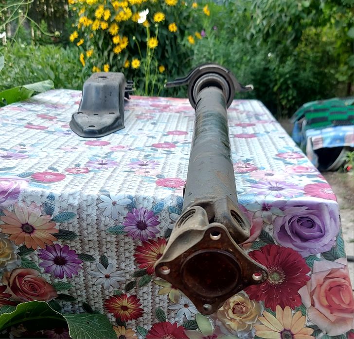 Карданный вал и балка траверса АККП