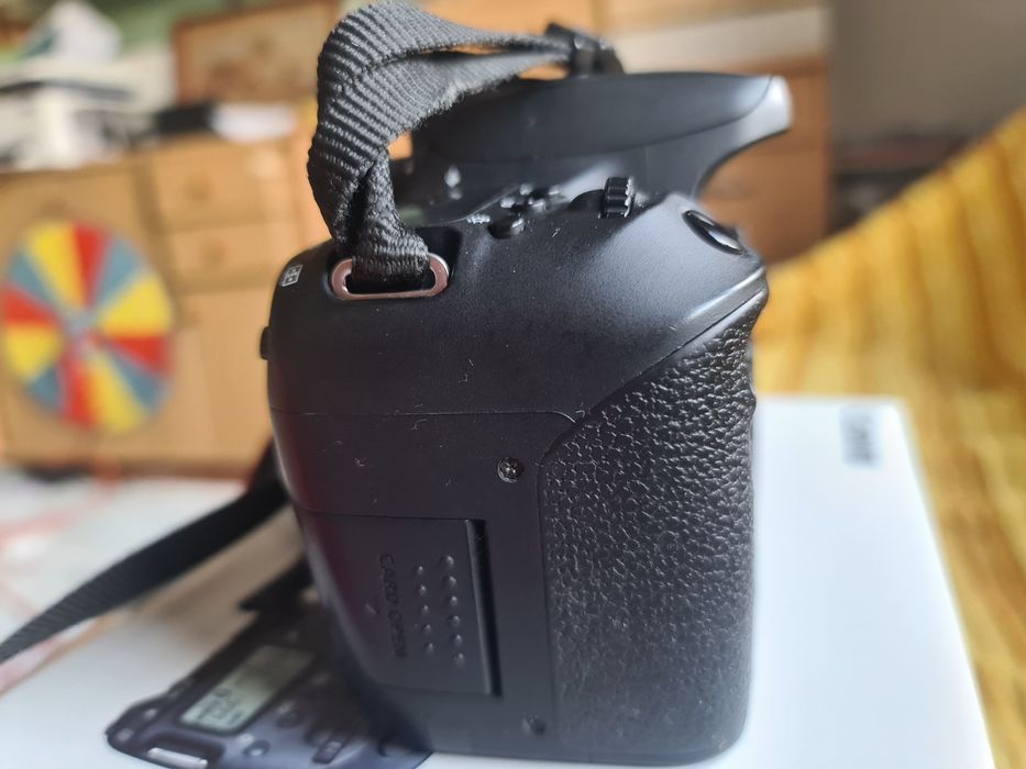 DSLR Canon 77D 24.2 MPX Wi-Fi+ 2 Acumulatori Cutie Completa+Patona Nou