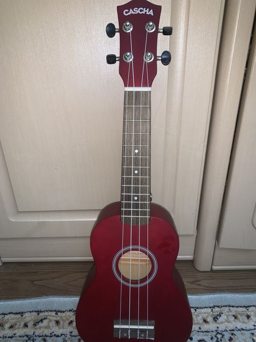 Укулеле бардового цветы