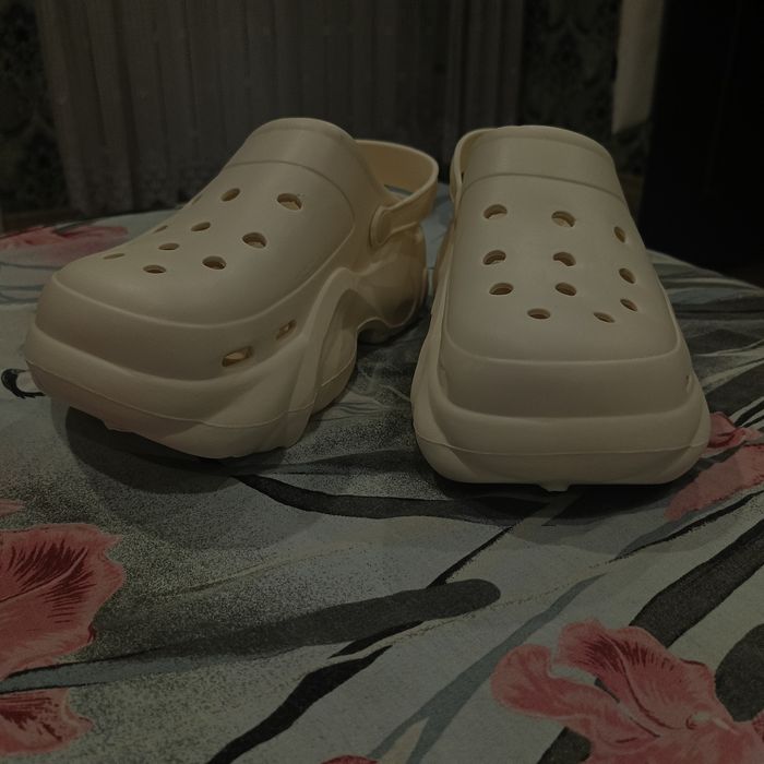 Продаю кроксы женские