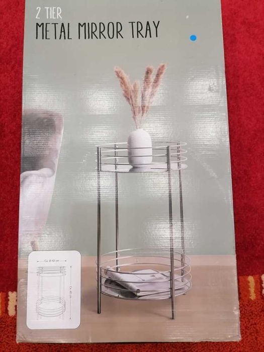 Продавам много стилна метална маса.