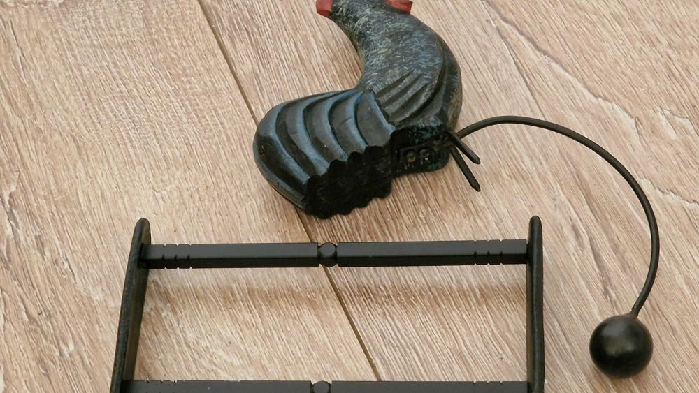 Дървен люлеещ петел на чугунена основа– 30см