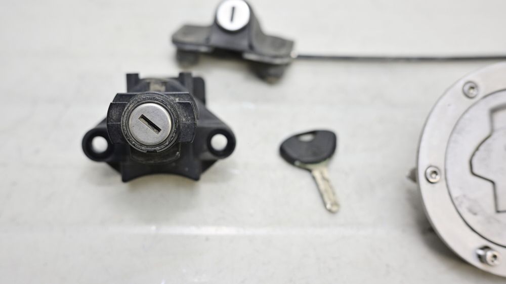 Set Incuietoare Capac Buson  Incuietori Cheie BMW R1200RT 2005 - 2009