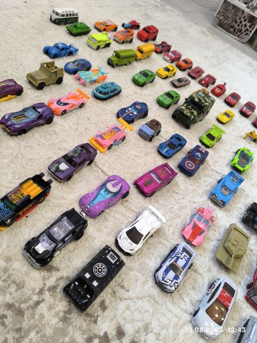 Металлические игрушечные  машинки