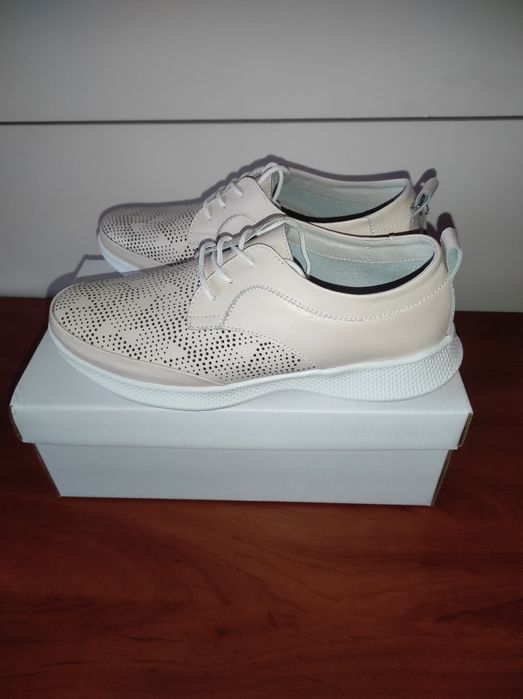 Чисто нови дамски спортни обувки естествена кожа номер 40