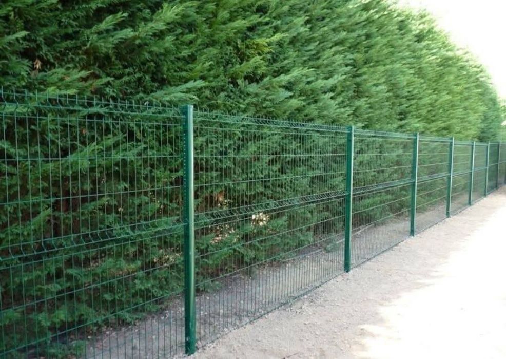 Gard din plasa bordurat sau împrejmuire din plasa împletită