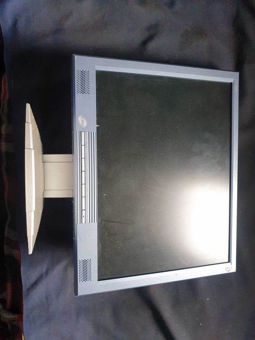 6 броя монитори ,три работещ и три за части