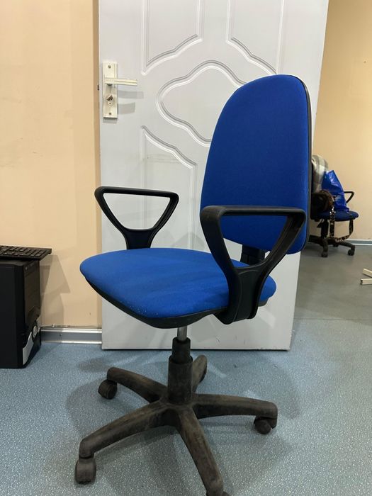 Продам офисные кресла