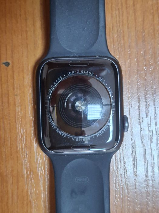 Продавам часовник  Apple watch series 5