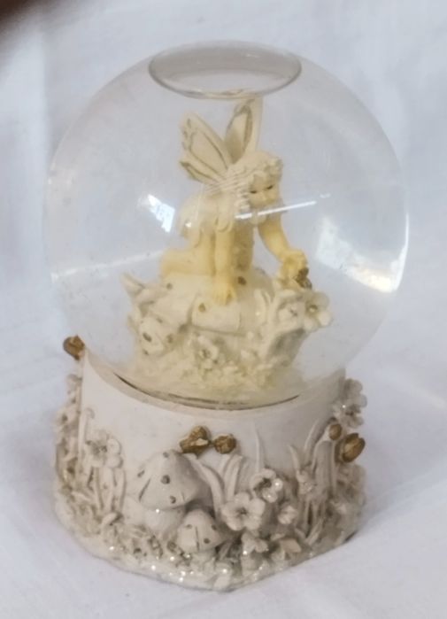 Decoratiune glob de cristal cu lichid si Zână.