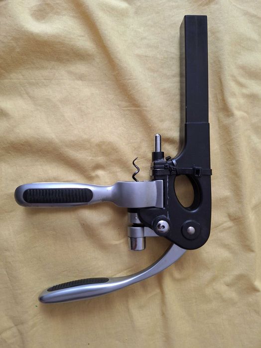 Tirbușon profesional cu pârghie (de tip lever corkscrew), folosit