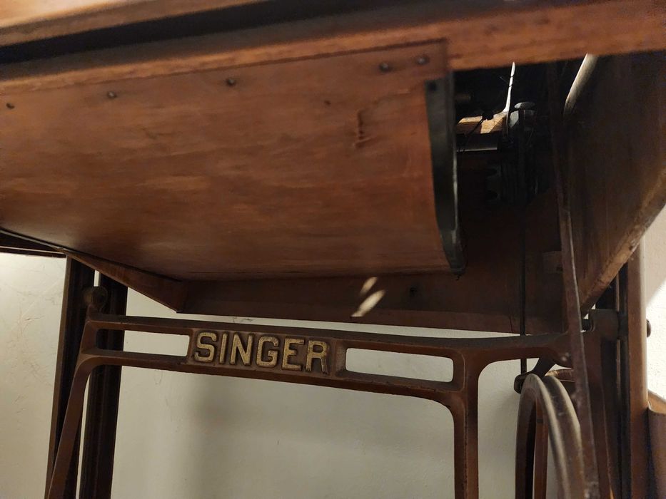 Vând mașina de cusut Singer veche în stare bună de funcționare